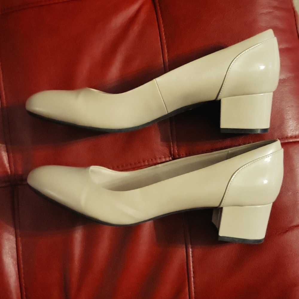 Nude pumps nwot sz 10 wide